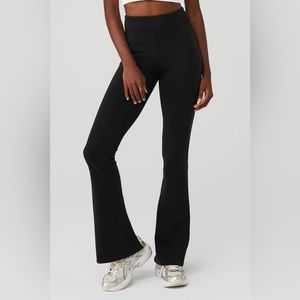 Alo Yoga Airbrush High-Waist Kick-Back legging.